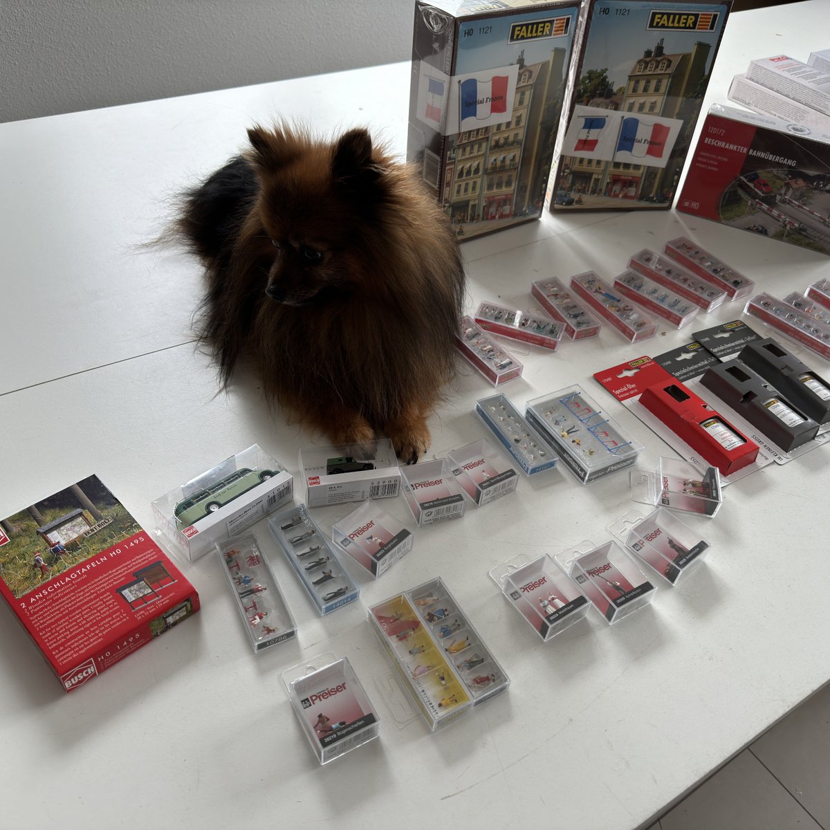 JModelisme's tweet photo. 🎉 L'arrivée de Busch, Faller et Preiser est imminente !

🦊 Sharky vous présente des personnages pour venir compléter votre réseau 😃

Busch 👉 https://t.co/bfyIauToVi

Faller 👉 https://t.co/j6QsoAIVTK

Preiser 👉 https://t.co/3bQMLDu4uW

#busch #faller #preiser #modelisme https://t.co/Tuz7no6G5m