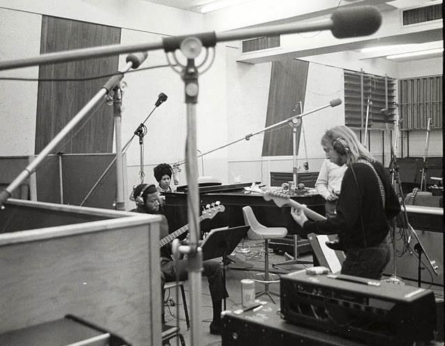 Happy Friday! Here's an awesome photo of legendary guitarist Duane Allman with Aretha Franklin in a 1969 session at Muscle Shoals studio in Alabama - recording 'The Weight' and 'It Ain't Fair'. Photo credit: Stephan Paley