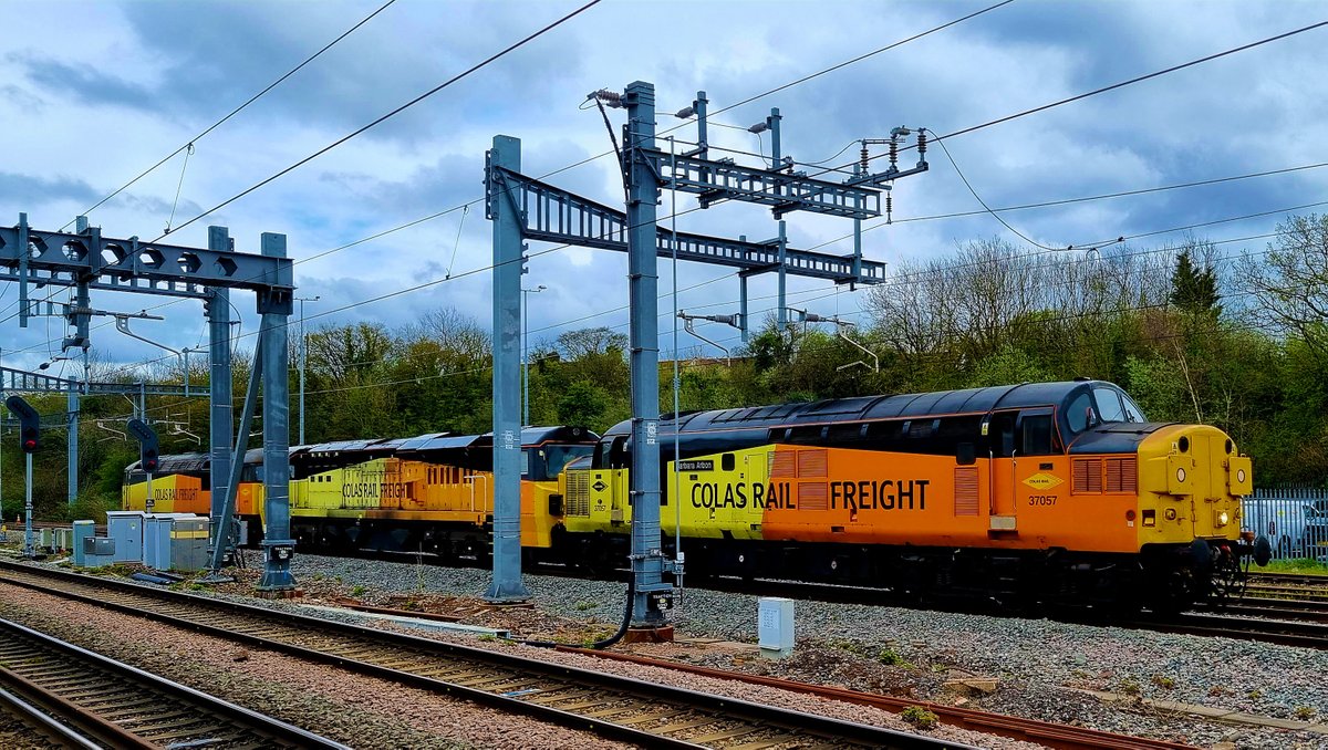 ColasRailUK's tweet image. 🚂 #FreightFriday Colas Rail UK Conga Line!

Our 37057 was leading one of our Class 70s and 56s while heading through #Bristol Parkway

📸: Lukasz Lelito

#Class37 #Class70 #Class56 #Railway #ColasRailUK #Freight #Haulage #TrainSpotting #RailFreight #ColasRailShares
