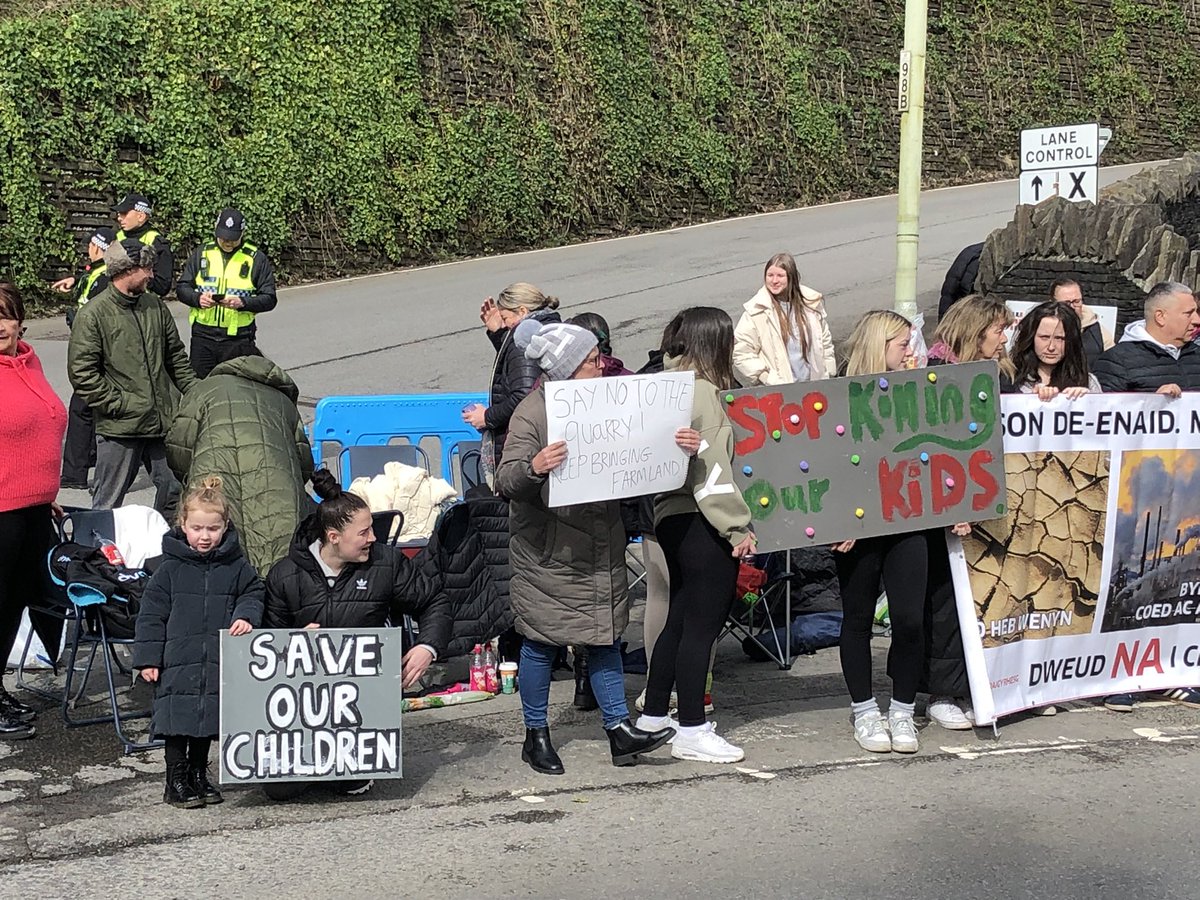 Protest gan drigolion Glyncoch yn erbyn y cynllun i ehangu chwarel Craig-yr-Hesg. Adroddiad ar #postprynhawn @BBCRadioCymru @BBCSounds