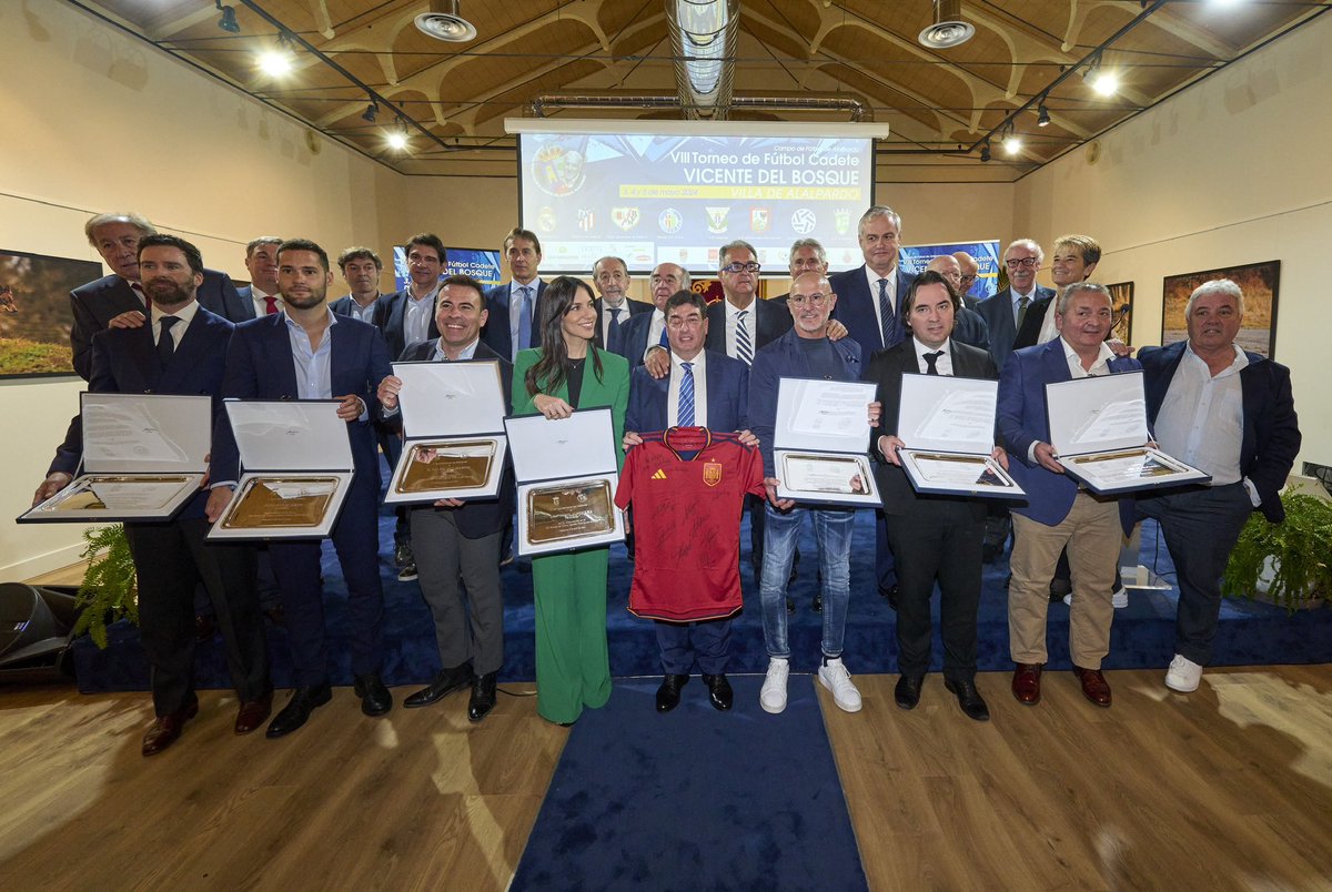 A tournament featuring the name of Vicente del Bosque, of whom I’m very fond, deserves my attention and respect. Thank you to Valdeolmos-Alalpardo Town Hall for organising the Torneo de Fútbol Cadete Vicente del Bosque-Villa de Alalpardo and for my gift.