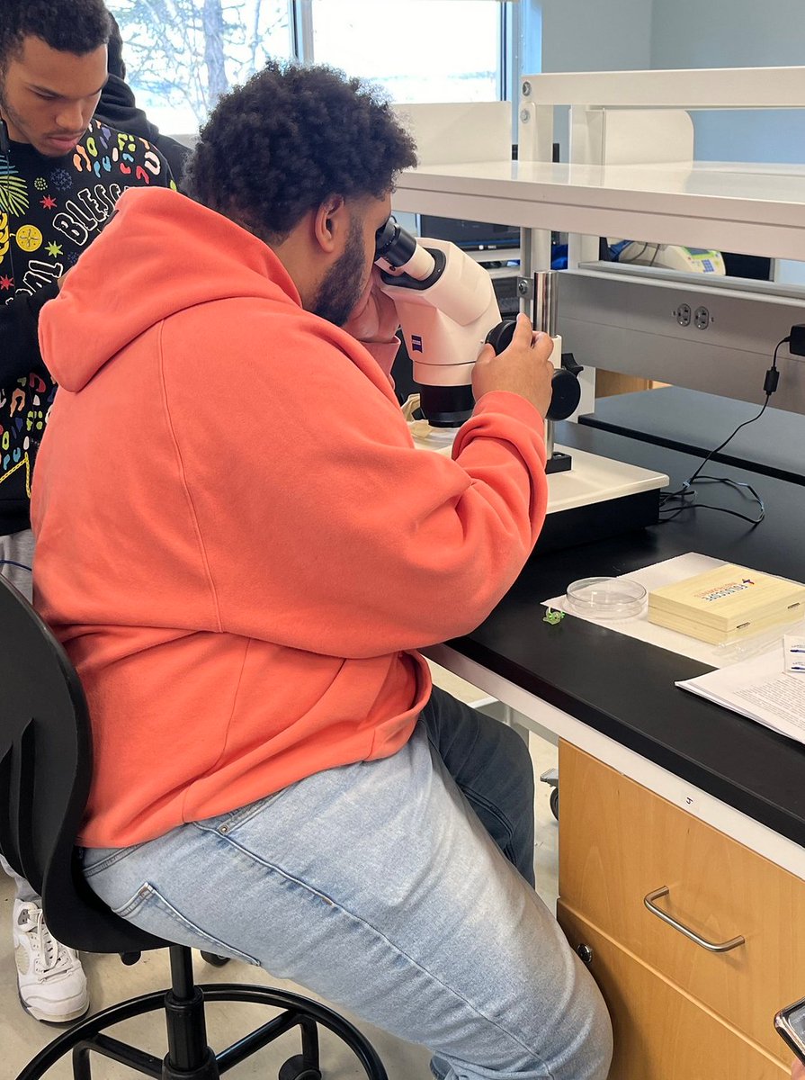 Proud of @MDIBL's work educating the next generation! During a visit from NJ high schoolers @BonnerTCNJ @TCNJ_CCE , the LMF provided hands-on microscopy lessons, connecting low-income, first-gen students to real science ! Great model for #ScienceOutreach!