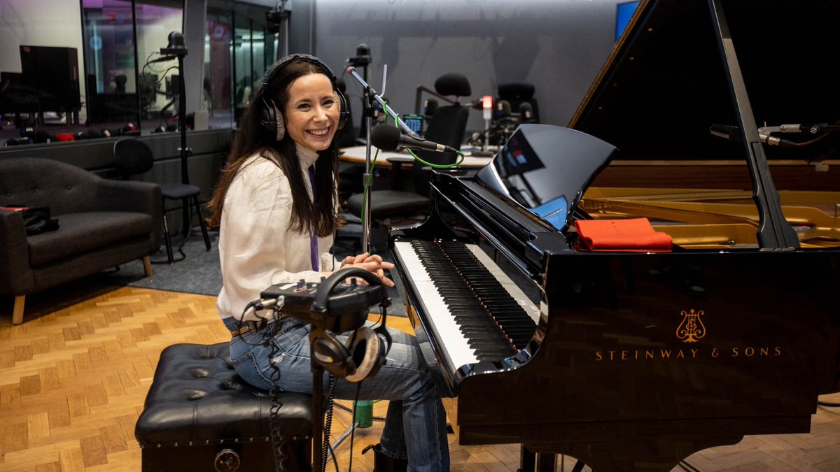 Hello Twixter.I went to the BBC today and played THE MOST wonderful Steinway and you can hear the fruits of this labour tomorrow evening at 6:15pm on @BBCRadio4 Loose Ends. I’m mostly a miserable cow so this photo by Tricia Yourkevich is proof this piano is magic.