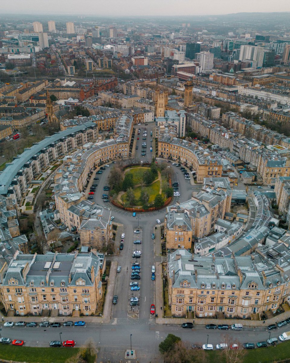 Wow! What a stunning location our Glasgow Youth Hostel is situated 💙 Right next to Kelvingrove Park, in the heart of the West End of Glasgow. @visitscotland @hihostels #kelvingrove #kelvingrovepark #westend #glasgow #glasgowlife