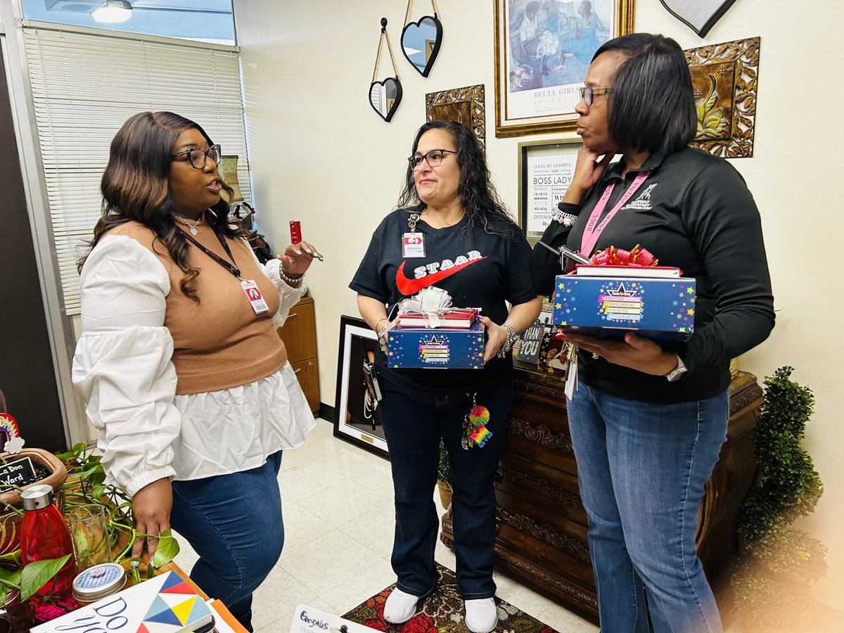 When your SAS shows up to personally deliver gifts to the Assistant Principals because she knows how essential they are to success! Thank you, @DrWynneLaToya for all you do! @TraylorKappelle @minegonzo @AldineISD