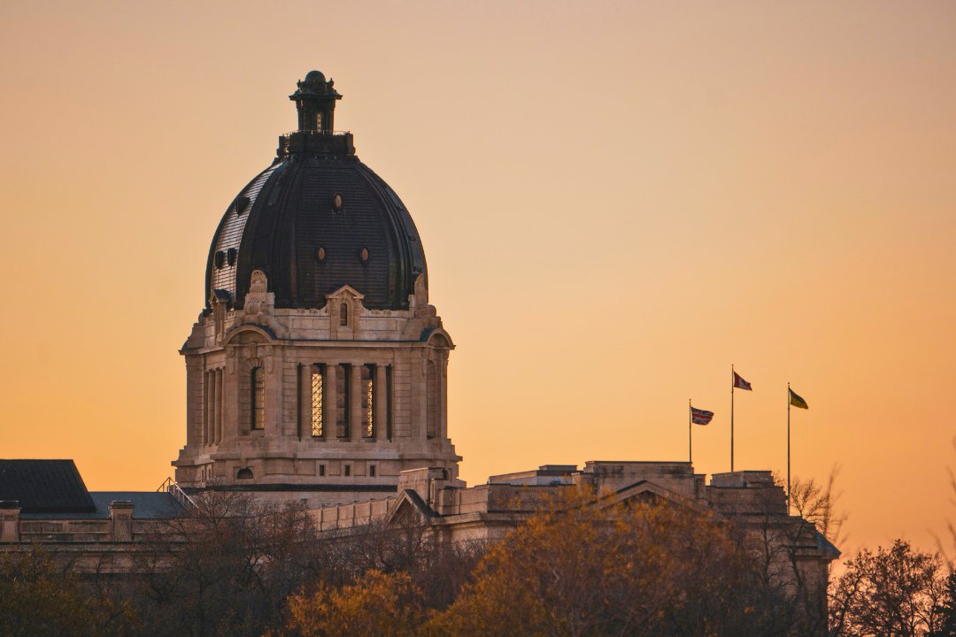 🌅 Nothing beats watching the sunset by the Legislative Building. Where’s your go-to sunset spot in Regina? #SeeYQR