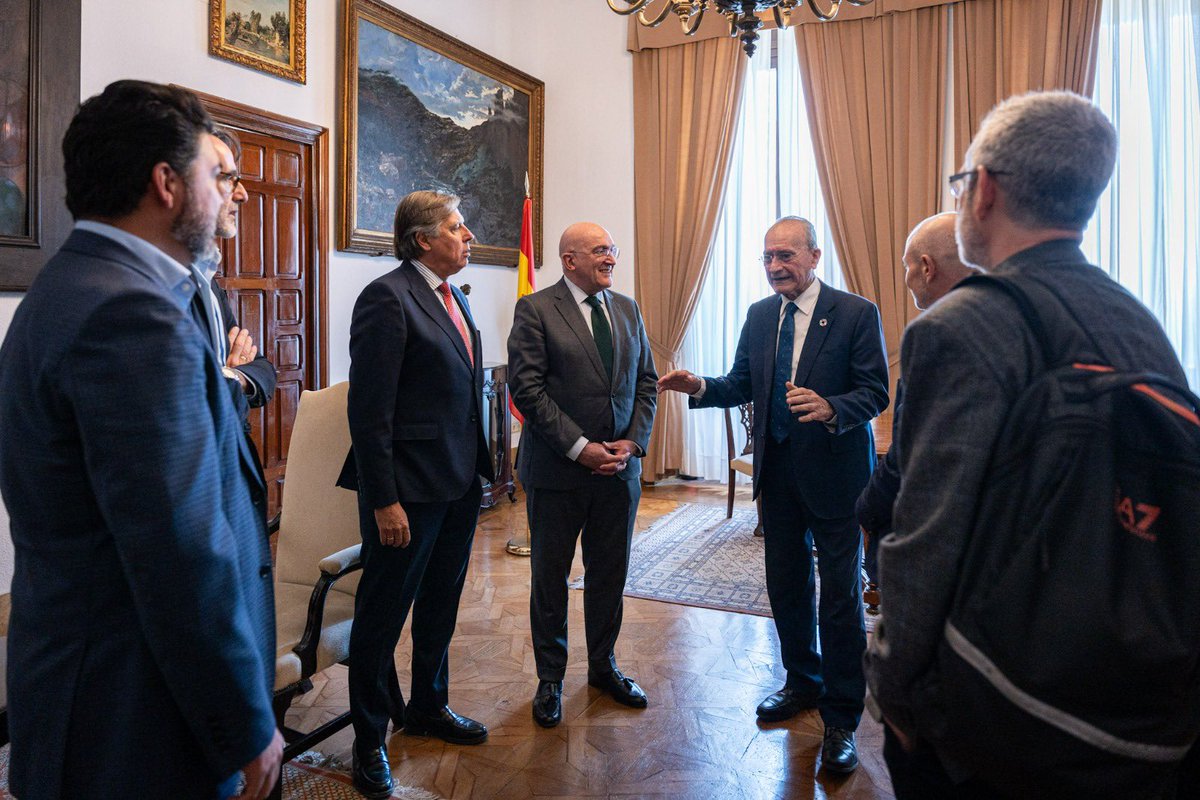 🏛️ Visita institucional del alcalde, <a href="/JesusJCarnero/">Jesus Julio Carnero</a>, al alcalde de <a href="/malaga/">Ciudad de Málaga</a>, <a href="/pacodelatorre/">paco dr la torre</a>, junto al presidente y vicepresidente de la <a href="/cam_valladolid/">Cámara de Valladolid</a>, <a href="/victor_a_c_r/">Víctor A.Caramanzana</a> y <a href="/JavierLabarga/">JLabarga</a>, el gerente de <a href="/ideva_agencia/">Ideva</a>, Fernando Rubio, y representantes de la <a href="/UVa_es/">Gabinete de Comunicación Universidad de Valladolid</a>.