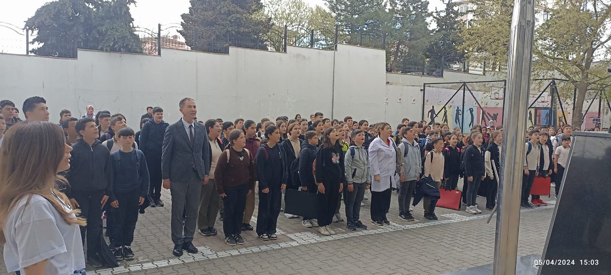 İlçe Milli Eğitim Müdürümüz Zekeriya ARTAR haftanın kapanış törenine Değirmenköy Atatürk Ortaokulu’nda katılım sağladı . Yarışmalarda derece alan öğrencilere ödüllerini takdim etti. @tcmeb @istanbulilmem @MucahitYentur @ArtarZeki