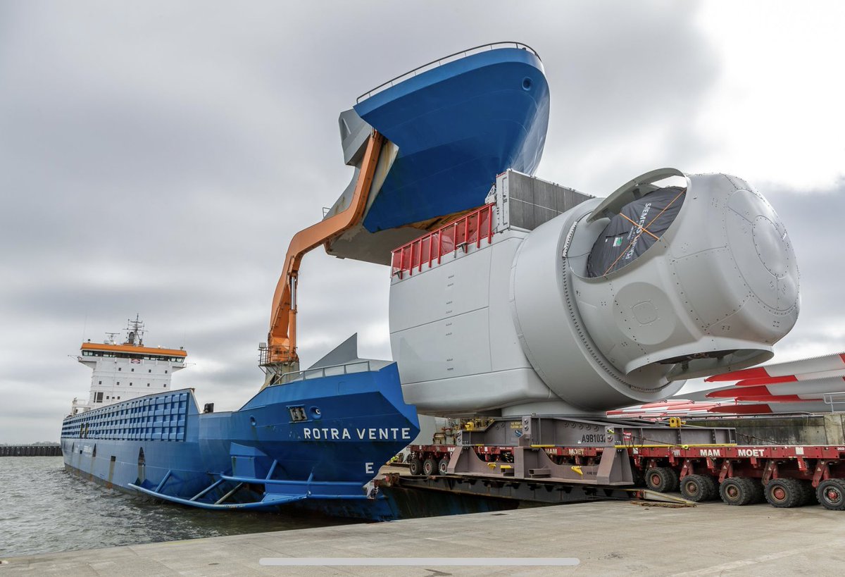 Aus unserem Werk in Cuxhaven! 🚢 Erste 14-MW-Gondeln wurden auf Spezialschiff verladen &sind auf dem Weg #OffshoreWindFarm MorayWest von OceanWinds in 🏴󠁧󠁢󠁳󠁣󠁴󠁿!
Projekt wird 882 MW saubere Energie erzeugen=Stromversorgung von 1,3 Mio Haushalten. 🏘️🔌🍃

#EnergieWendeInternational