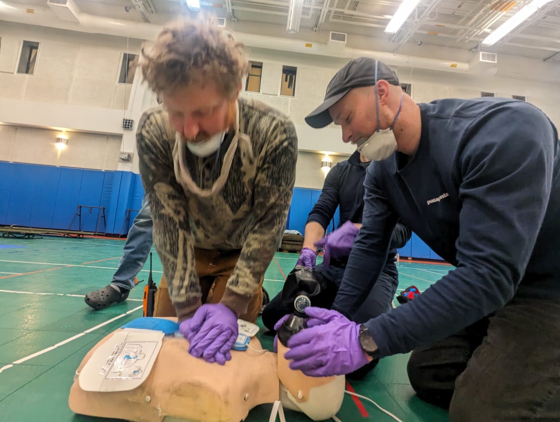 📍Lots of activities last week at the Pole! One was an ERT multiple casualty incident drill, which involved participation from the whole station. Read more about week 13 here ➡️icecube.wisc.edu/news/life-at-t… 📸:Connor Duffy, IceCube/NSF