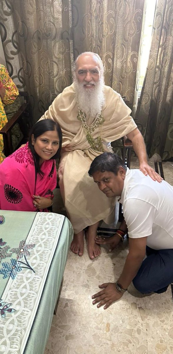 Rankamahaveer's tweet photo. ब्राजील से भारत के श्रीगंगानगर शहर में आए संत शिरोमणि श्री प्रेम बाबा जी का सहपत्नी दर्शन लाभ लिया एवं आशीर्वाद प्राप्त किया।
#prembaba https://t.co/f1CdoOo8R5