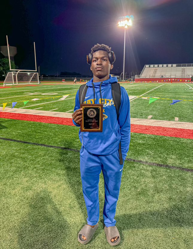 Congrats to @trillstarsdna very own 2025 WR prospect @Xylanwilliams2 on his district mvp nod for track & field. When they compete on the track it proves to me they have that dawg 💯.