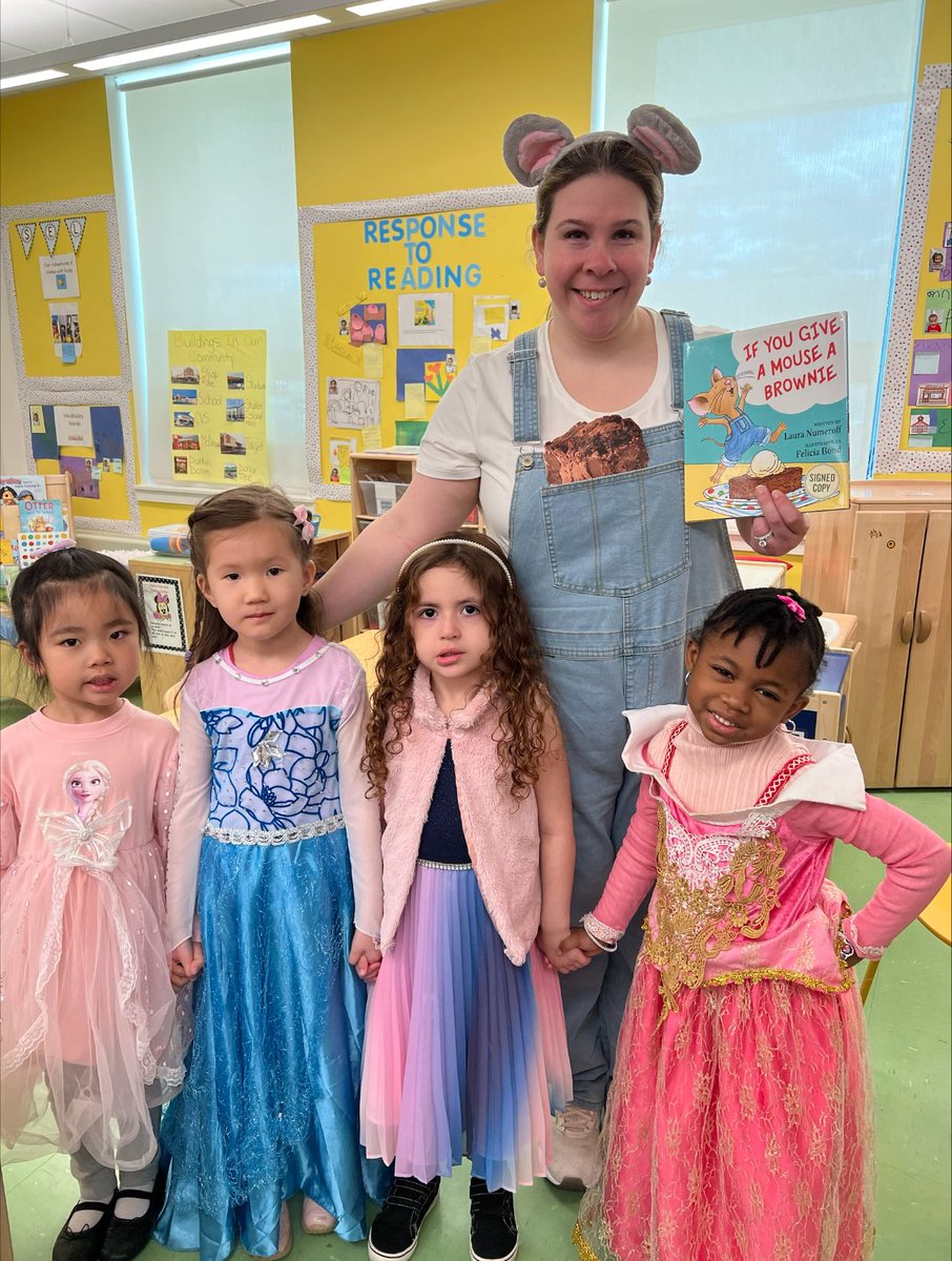 Prek 2 at Tompkins had a lot of princesses for Dress Like Your Favorite Storybook Character today! We even had our own If You Give A Mouse a Brownie! #storybookcharacterday📖📕 @DrJoyAbrams @AP_JelaniMiller @DrMarionWilson @CSD31SI @NYCSchools