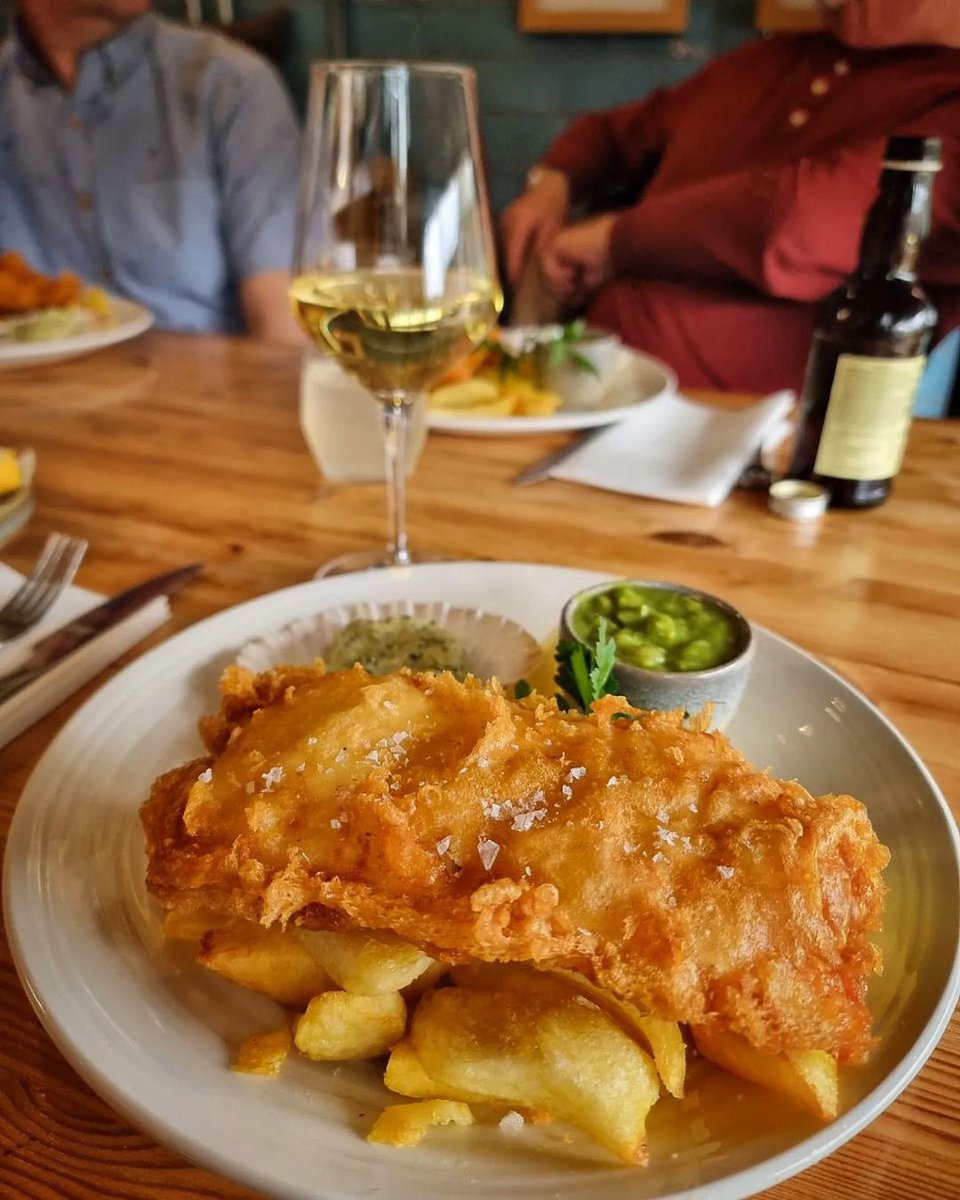 The perfect lunch or dinner, whatever the weather! 🌬️ 📷: our good friend @WanPingCoombes showing us how family get togethers are done 🙌 #easterholidays #celebration #fishandchips