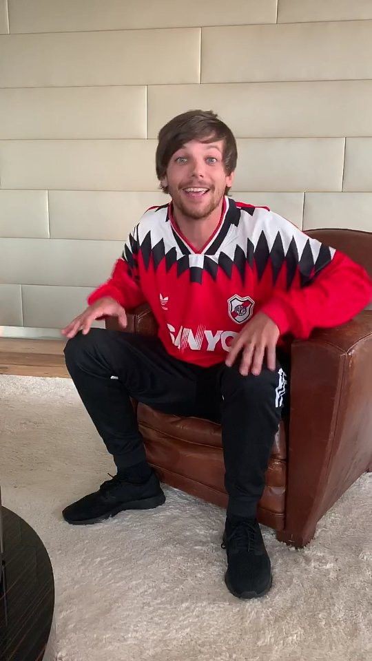 zquad28's tweet photo. DALE GORDO ACTUALIZANOS LA FOTO PORFAVOR @Louis_Tomlinson YA TENES OTRA REMERA https://t.co/CLiK9mcq7J