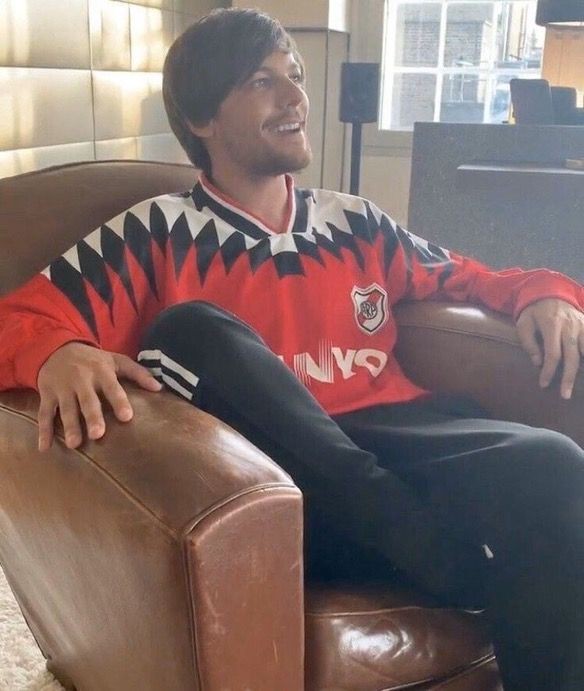 zquad28's tweet photo. DALE GORDO ACTUALIZANOS LA FOTO PORFAVOR @Louis_Tomlinson YA TENES OTRA REMERA https://t.co/CLiK9mcq7J