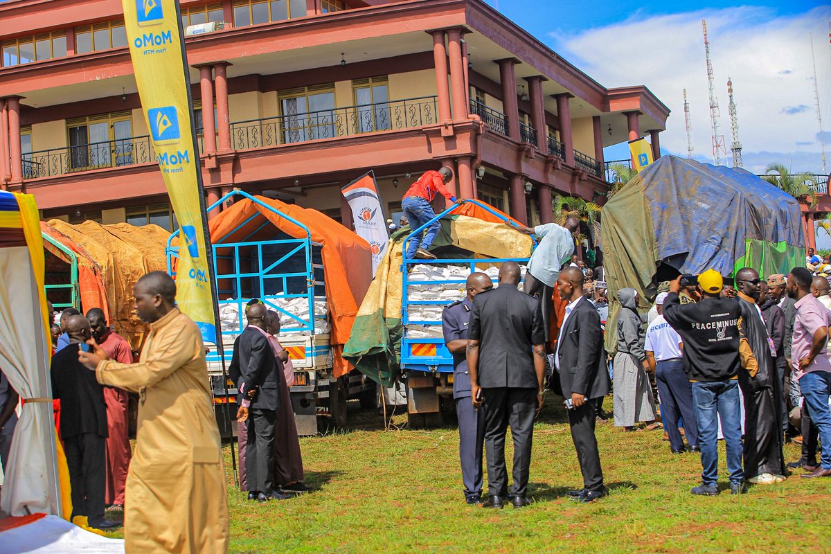 In his remarks, the Kyabazinga of Busoga @KingNadiopeIV appreciated @mtnug for always standing in solidarity with Busoga Kingdom and for the alms-giving in form of various food items to the Muslim community. #RamadanWithMTN