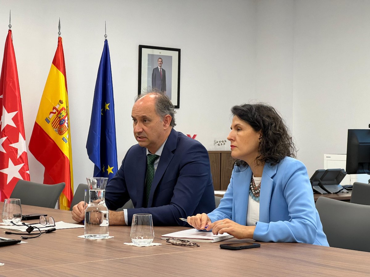 MLopezValverde's tweet photo. Hoy he compartido con #SpainDC las necesidades de la @ComunidadMadrid para seguir impulsando los centros de datos en la región.
La #digitalización madrileña es estratégica para el avance tecnológico de España.
El Gobierno central debe escuchar nuestras demandas energéticas. https://t.co/qkygNyVGLz