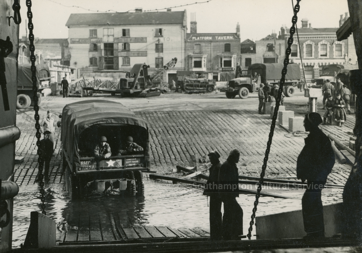 On 6 June this year is the 80th anniversary of #DDay. 📷shows US troops and vehicles being loaded at Town Quay Road, June 1944. You can learn more about the story of one US soldier on our website: southamptonstories.co.uk/story/an-ameri… #Southampton