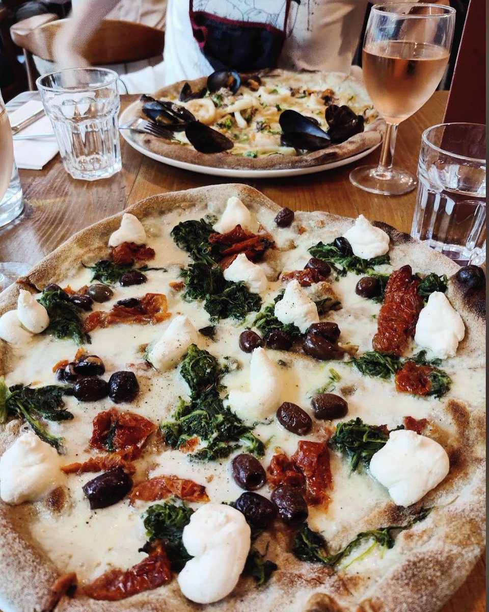 Pizza & rosé forecast for the weekend! 🍕💓 Back: Frutti Di Mare with yellow tomato sauce, mozzarella, squid, mussels & prawns on our hemp base 🦑 Front: Ricotta & spinaci with spinach, creamy ricotta, sun-dried toms & Leccino black olives on our hemp base 🌱