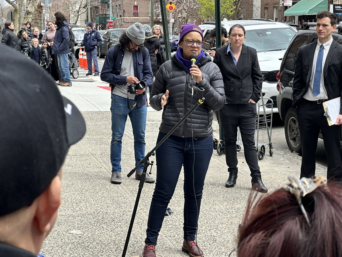 @MMitaynes @phara4assembly @MaimoHealth “We urge the hospital to stop the evictions, take us out of housing court, and sit down with the tenants to find a solution that allows everyone to stay in their homes,” - Leigh Howard, Vice President of @1199SEIU.