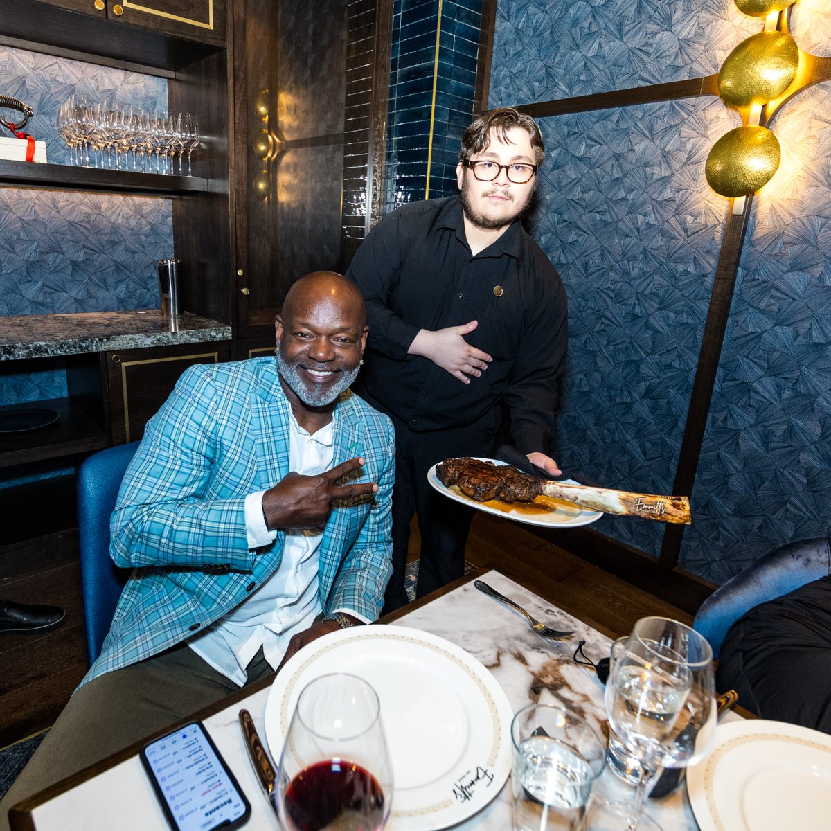 Congrats to @EmmittSmith22 on the grand opening of his new restaurant, Emmitt's Vegas! 🎉🙌 Located on the iconic Vegas Strip, Emmitt’s Vegas is an elevated new American restaurant that offers a contemporary steak and seafood driven menu. 🍽️ 🔗: emmittsvegas.com