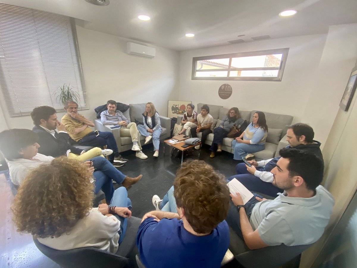 isalvatierra's tweet photo. Gràcies, alcalde i regidors i regidores de l’@AjAmetllaValles, per obrir-nos les portes de la casa de la vila i poder intercanviar reptes i vivències de dos governs i dos pobles amb força semblances. El servei públic és un aprenentatge constant. https://t.co/gD7zNbmn8p
