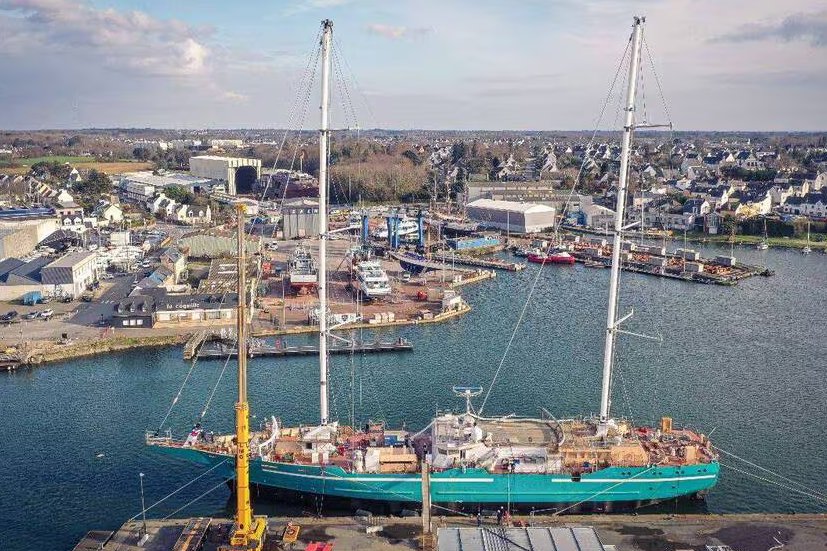 #Anemos, le premier voilier cargo de #Towt a reçu ses deux mâts au chantier #Piriou à #Concarneau et s'apprête à transporter du #café pour #Belco depuis Le #Havre➡️urlz.fr/q9Z1 @TOWindTransport @PIRIOU_Group