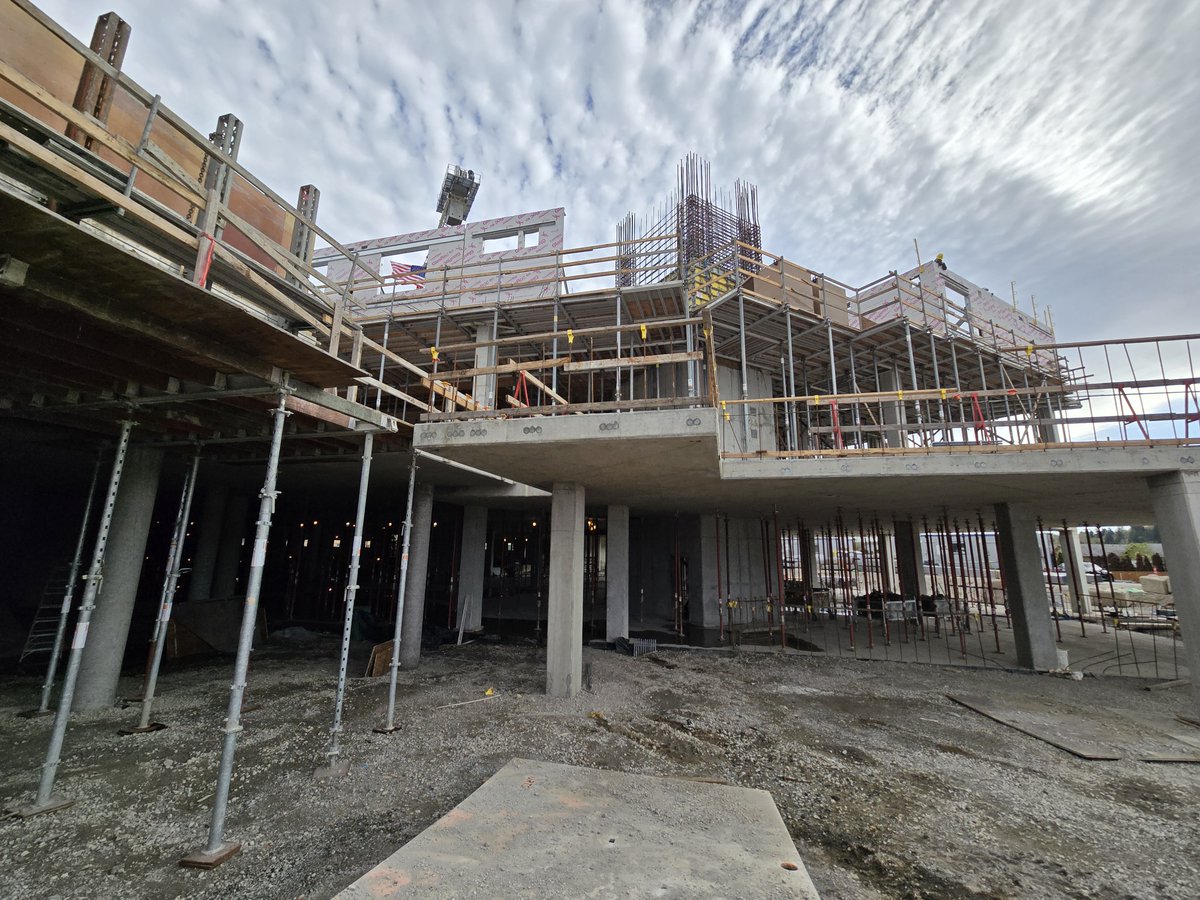 CKCPS's tweet photo. Construction of #TheSommHotel has reached Level 3! The Level 3 milestone marks completion of the podium structure and the start of hotel framing for this beautiful new 164-room resort!
#Hotel #Woodinville #Washington https://t.co/53qzOiUf6A