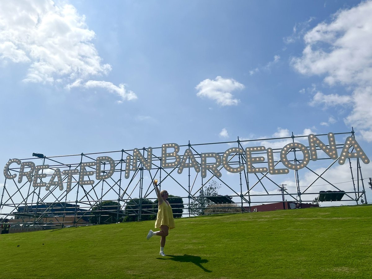 sometimes i just sit and think how we fucked off to LOS ANGELES to see the arctic monkeys and just can’t get over it