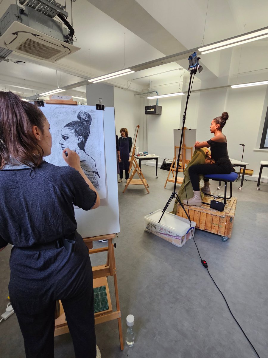 westdeancollege's tweet photo. Welcome to West Dean:London!

Yesterday was an exciting day as we saw the first of our short courses at our new Bloomsbury London campus take place - portraiture with Zara Drummond.

What a day! Explore Bloomsbury courses: https://t.co/D40K5OzY4j

#WestDeanLondon #Art #Craft https://t.co/IC1zmOBStH