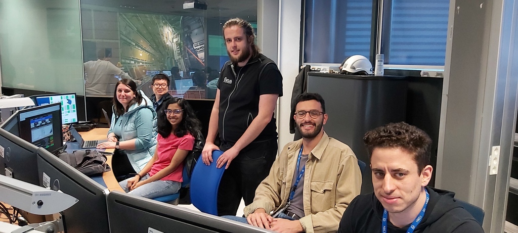 Happy faces in the ATLAS Experiment Control Room, as shifters ready for high-intensity physics data! 👏 Be part of the ATLAS team! Watch the first #live collisions in the ATLAS detector: atlas-live.cern.ch/latest