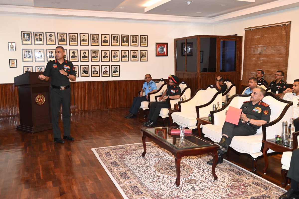 PRODefPune's tweet photo. चीफ ऑफ डिफेन्स स्टाफ जनरल अनिल चौहान यांनी लष्करातील वरिष्ठ अधिकाऱ्यांनी  युद्धाच्या बदलत्या स्वरूपाशी जुळवून घेण्याची गरज अधोरेखित केली आणि आंतर-सेवा समन्वयाचे महत्त्व अधोरेखित केले.
#MilitaryLeadership 
#DefenceStrategies

For more details:  https://t.co/zn2qZ2bvT6 https://t.co/z4qPTYKfb3
