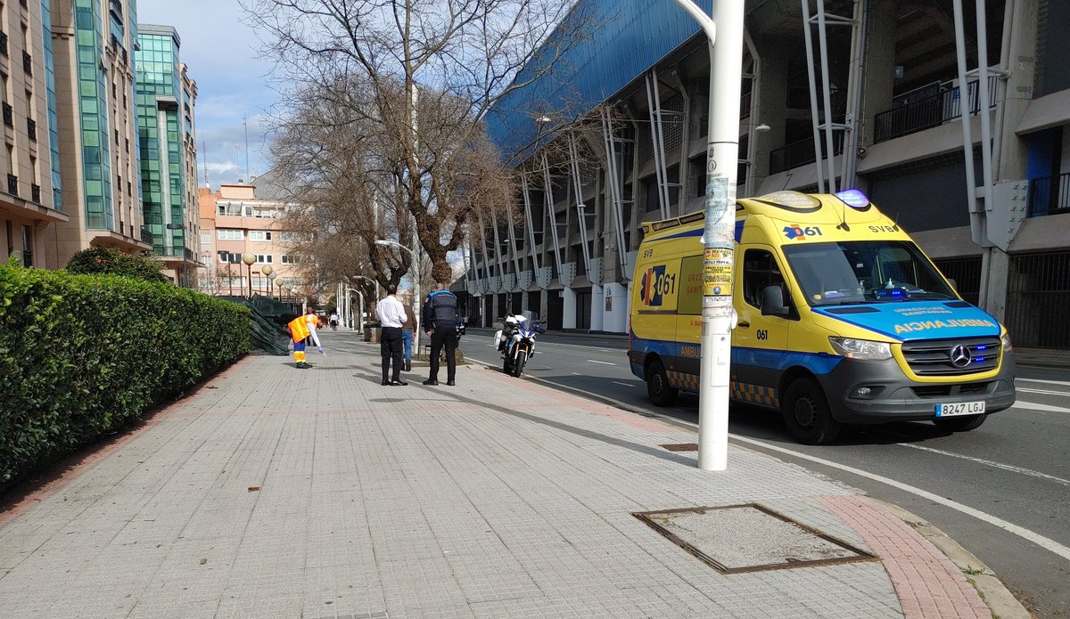 #Coruña - La ambulancia 🚑 @RtsuCoruna tiene que trasladar a una persona 🤕 después de desmayarse en calle Manuel Murguía. La @Policia_Coruna 🚓 también en el lugar.