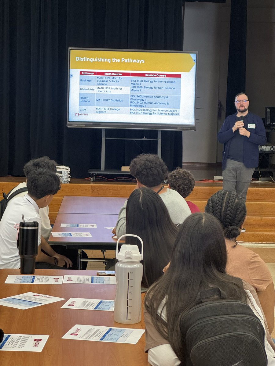 Another amazing student meeting for Accelerated College Academy. @aldine9_AISD students are eager to begin college courses. @AldineISD #MyAldine #MiAldine