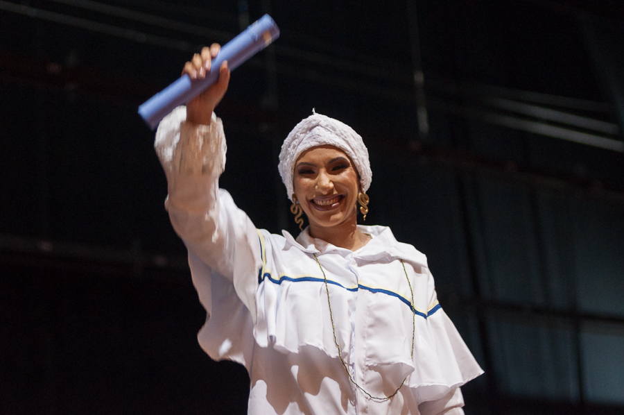 UFSC's tweet photo. [1/7]🎓 Quando foi chamada ao palco como formanda de Serviço Social, nesta quinta, 4/04, Cynthia Luiza Ribeiro do Amaral entrou para a história da UFSC. 

Vem comigo para conhecer mais sobre esse momento marcante: https://t.co/6JIGXEi9bJ