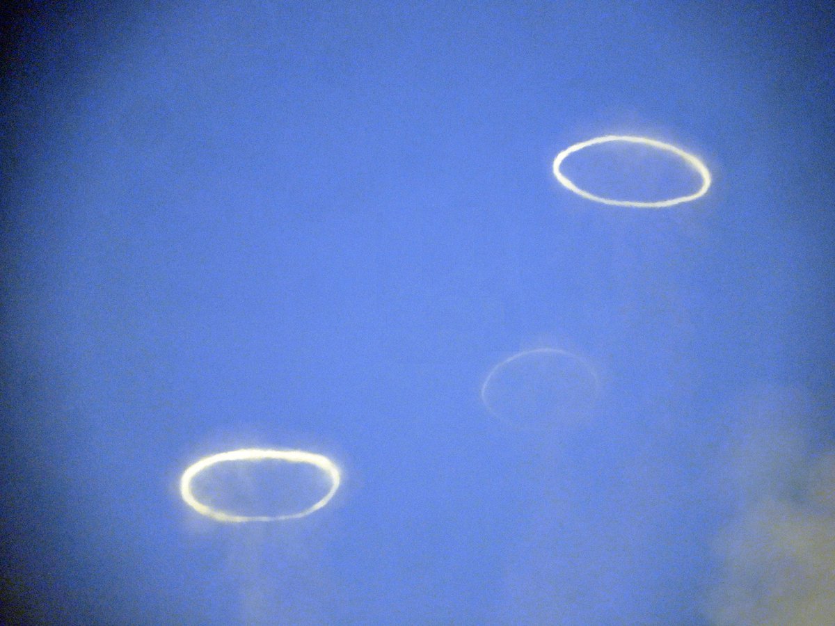 #Etna's Southeast Crater continues emitting countless graceful vapor rings ("volcanic vortex rings"), a phenomenon never seen like this before. Someone said "maybe because we receive so much bad news lately, Etna has decided to do something simply beautiful". 5 April 2024