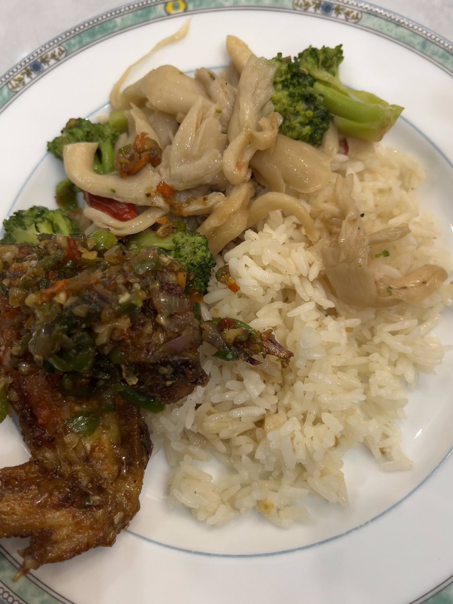 Hari ini temenku ulang tahun, minta dimasakin jadinya tadi abis kerja langsung ke pasar mendadak masak simpel ajaa, nasi liwet tumis jamur brokoli sm ayam Chili padi. Makannya ber 6, seneng bgt bisa masakin temen temen akuuu🫶🏼