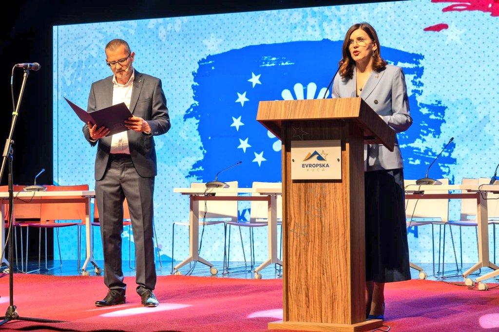 EUAmbME's tweet photo. On the eve of  #InternationalRomaDay, we organised a Quiz Without Borders📚 for 🇲🇪 pupils and explored the rich Roma culture&amp;history. Don't miss the broadcast on 📺 Gradska TV, on Monday at 14.00. Knowledge leads to tolerance 🫂 and equality amongst young people. 💚❤️💙 
#EUforME https://t.co/BiTAqXMNan