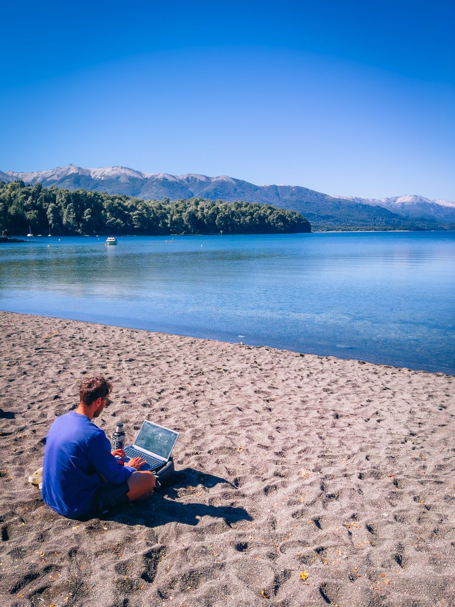 En el Sur Argentino hay gente que a las 13:23hs de un Viernes trabaja en estas circunstancias quizás algo estresantes. 

Villa La Angostura.