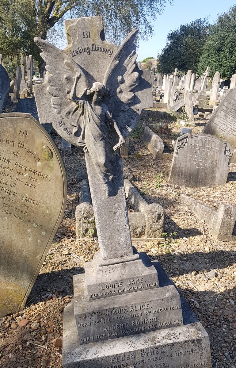 One of the smaller angels: four children of the Payne family in Queen's Rd Cemetery #Walthamstow - all d. in the early 1890s. No knowing if this was a prosperous family or if the grand memorial sent them, like many others, into debt