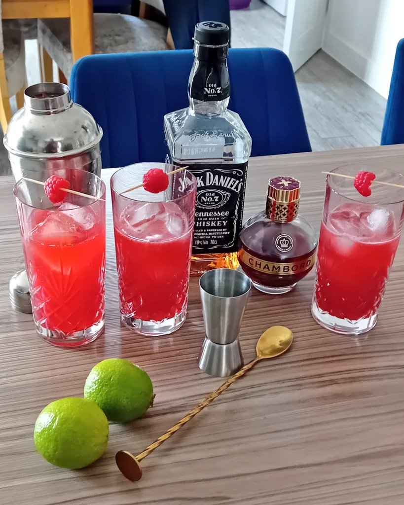 Friday Cocktail hour. The Eclipse. Bourbon Chambord lime juice and cranberry juice. Shake in ice. #HappyFriday #CocktailHour #Binjuice #Eclipse