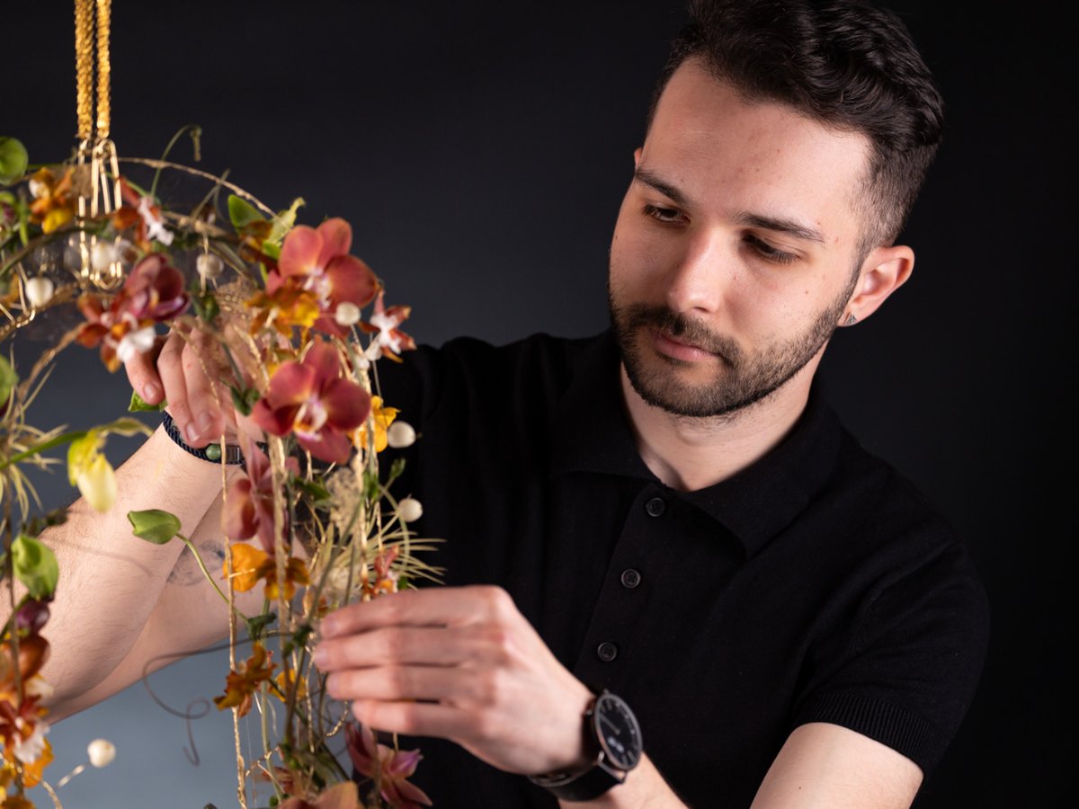 FLOOSWEB's tweet photo. Transparency >> Gabor Nagy has designed an elegant bridal bouquet for the new floral recipe from FLOOS. It is a light, stylized design made on a methacrylate base, making it possible to create countless sophisticated, modern pieces. https://t.co/b89dQUIQGQ