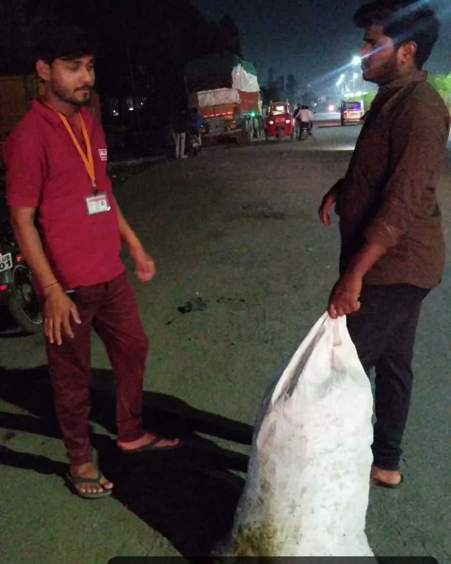 नगर पालिका परिषद, पीथमपुर की सहयोगी संस्था टीम अलाइड सॉल्यूशन सर्विसेस के सदस्यों द्वारा *सागौर कुटी जीवन ज्योति* में रात में बाहर कचरा फेकने वाले रहवासियों को समझाया गया और उन्हें चालानी कार्यवाही की चेतवानी दी गई ।
स्वच्छ पीथमपुर, स्वस्थ पीथमपुर
#team_allied_pithampur
#sbm2024