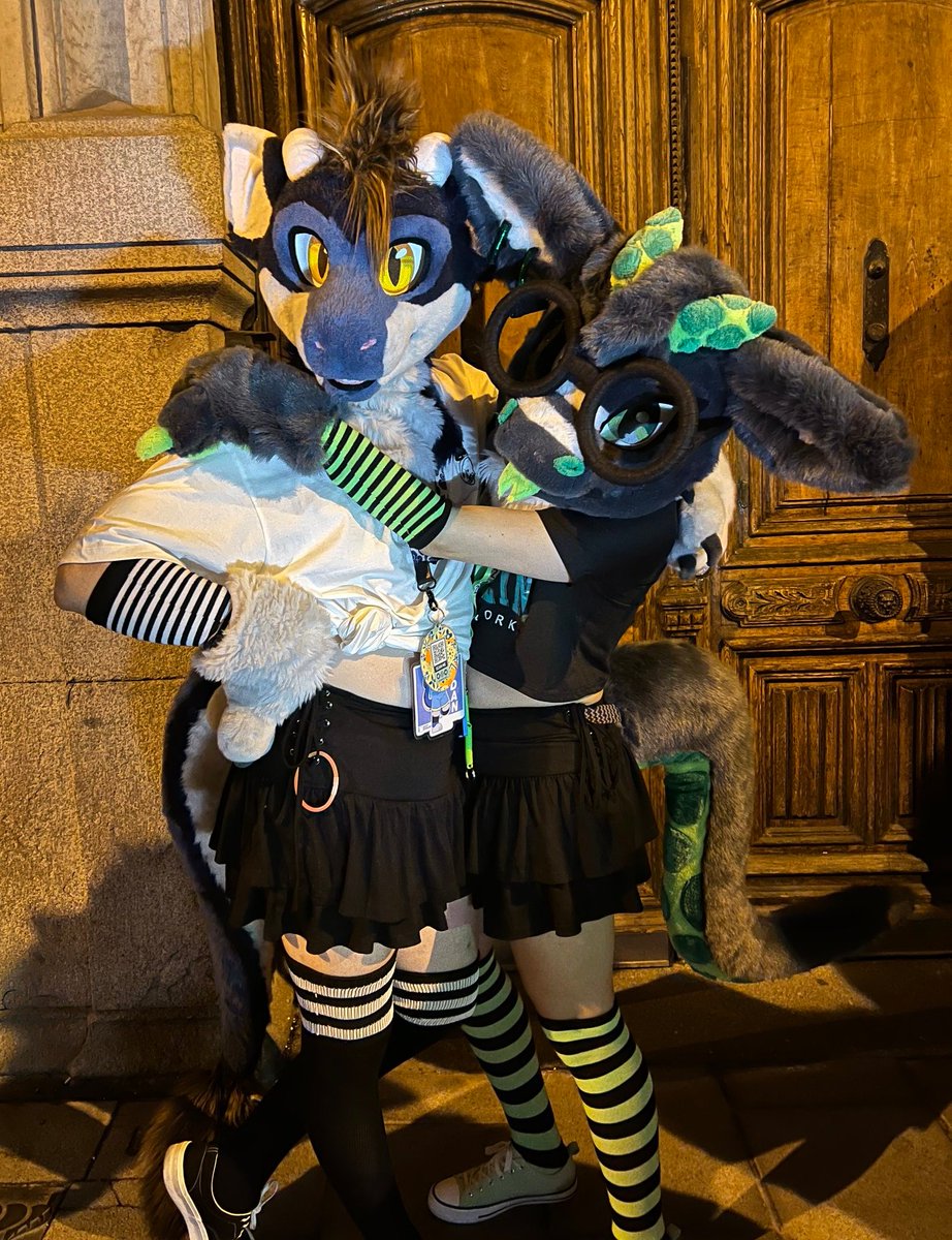 Fearsome dragons can be cute too 😌

Having a great time last friday attending <a href="/ElPlan_Madrid/">El Plan</a> w/ <a href="/Alikiwii/">Kiwii🥝</a>. 

🪡 Dan: <a href="/tomacats_suits/">🍅TOMACATS 🐱</a>.
🪡 Kiwii: selfmade.
📷: <a href="/lilclover06/">Clover🍀</a>.