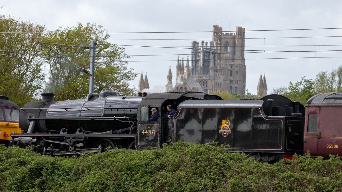 SteveRuskin's tweet image. #44871 passes Ely on the 5th April 2024, on her way to Norwich. #Steam #trainsoftwitter #steamtrain #elycathedral @westcoastrail @railwaytouring @SpottedInEly