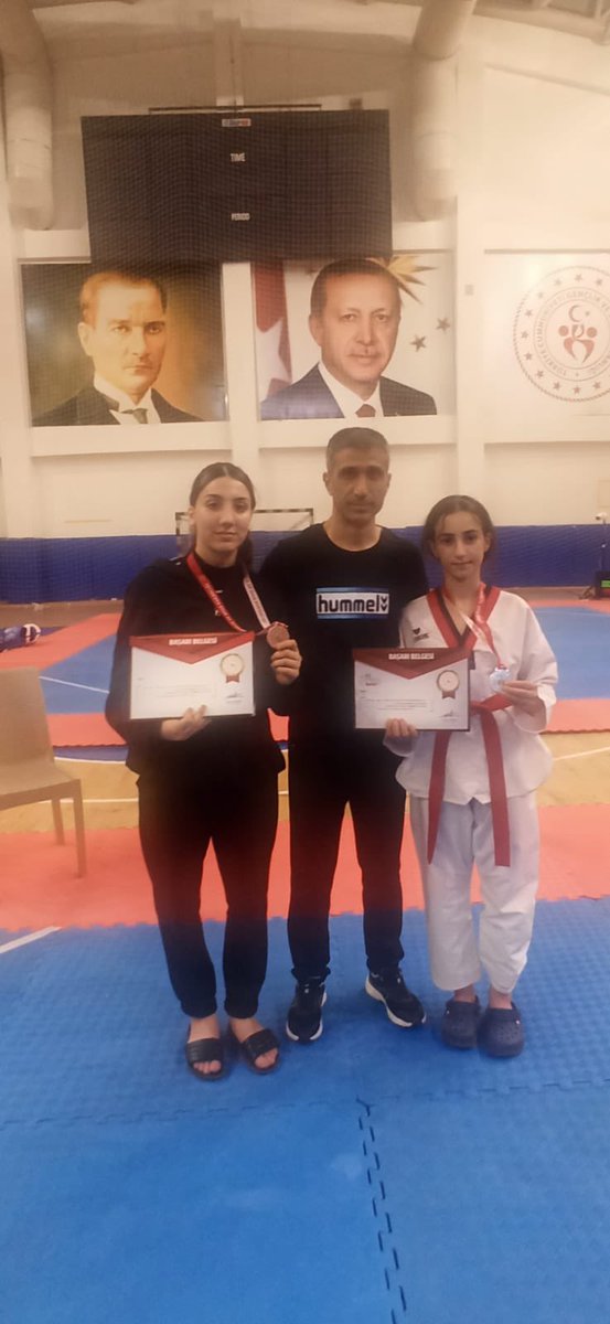 3-5 Nisan da Batman ilinde düzenlenen Okul Sporları Yıldız Kız-Erkek Taekwondo Yarı Final müsabakalarında sporcularımız
Berivan Aslan🥈
Ahsen Tunç🥉 olmuşlardır. Sporcularımızı ve antrenörlerini tebrik ediyor,Nevşehir de düzenlenecek Türkiye finallerinde başarılar diliyoruz.🤗👏