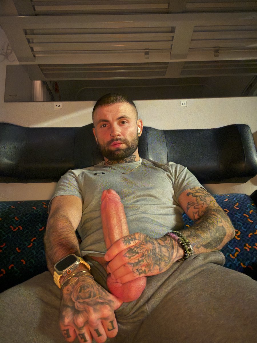 JeffLloydXXX's tweet photo. Would you take the risk and let me fuck you in a train? 🚂 https://t.co/ne6ErvtvLe