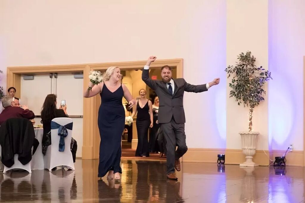 This is how we are feeling walking into Friday!!!

📷: @lindsayfoxphotography

#excitement #weddingvibes #fridaymood #itstheweekend #weekendready #allsmiles #groomsmen #bridesmaid #weddingparty #weddingvenue #ballroomreception #renaissancerva #renaissanc… instagr.am/p/C5YvHYdyHJP/