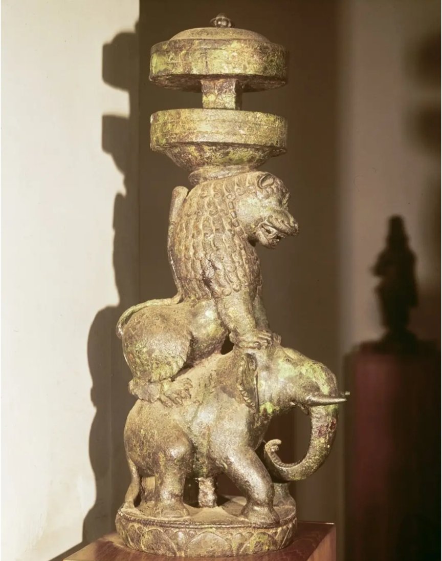 बौद्ध मूर्तिकला
हाथी पर सवार शेर की परिणति, नालंदा, बिहार से, 9वीं- 10वीं शताब्दी (कांस्य) 
गज सिंह शिल्पांकन